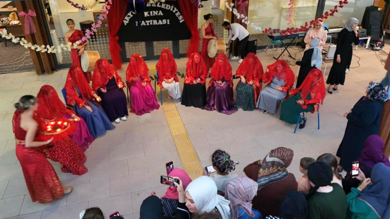 Akyurt Engelsiz Yaşam Merkezinde kız öğrencilere özel kına gecesi