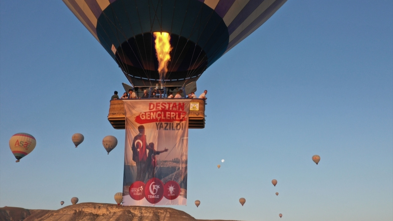 15 Temmuz sabahı Kapadokya'da balonlar Türk bayrakları ve afişlerle uçtu