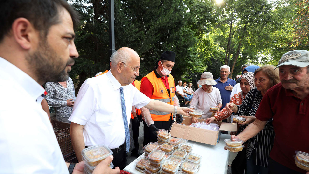 Yenimahalle'de geleneksel aşure sofrası