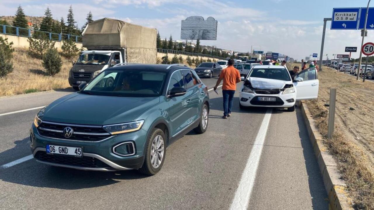 Kırıkkale’de 4 aracın karıştığı zincirleme trafik kazası 3 kişinin yaralanmasına yol açtı