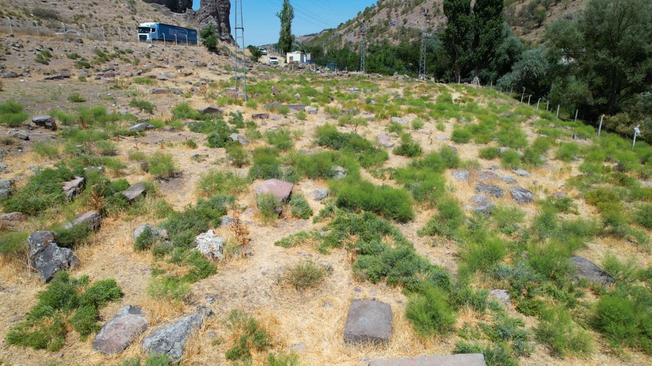 Sincan'da bulunan tarihi mezarlığa defineciler dadandı