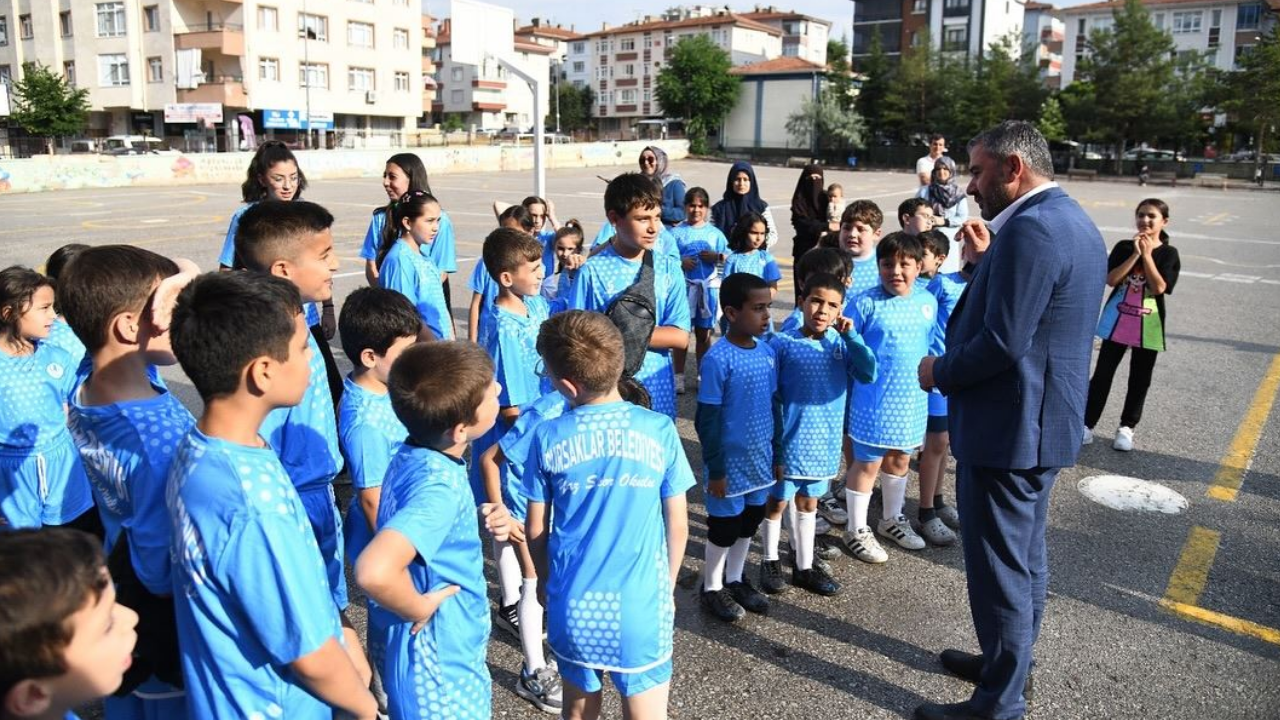 Pursaklar’da geleceğin yıldızları sahaya çıkıyor