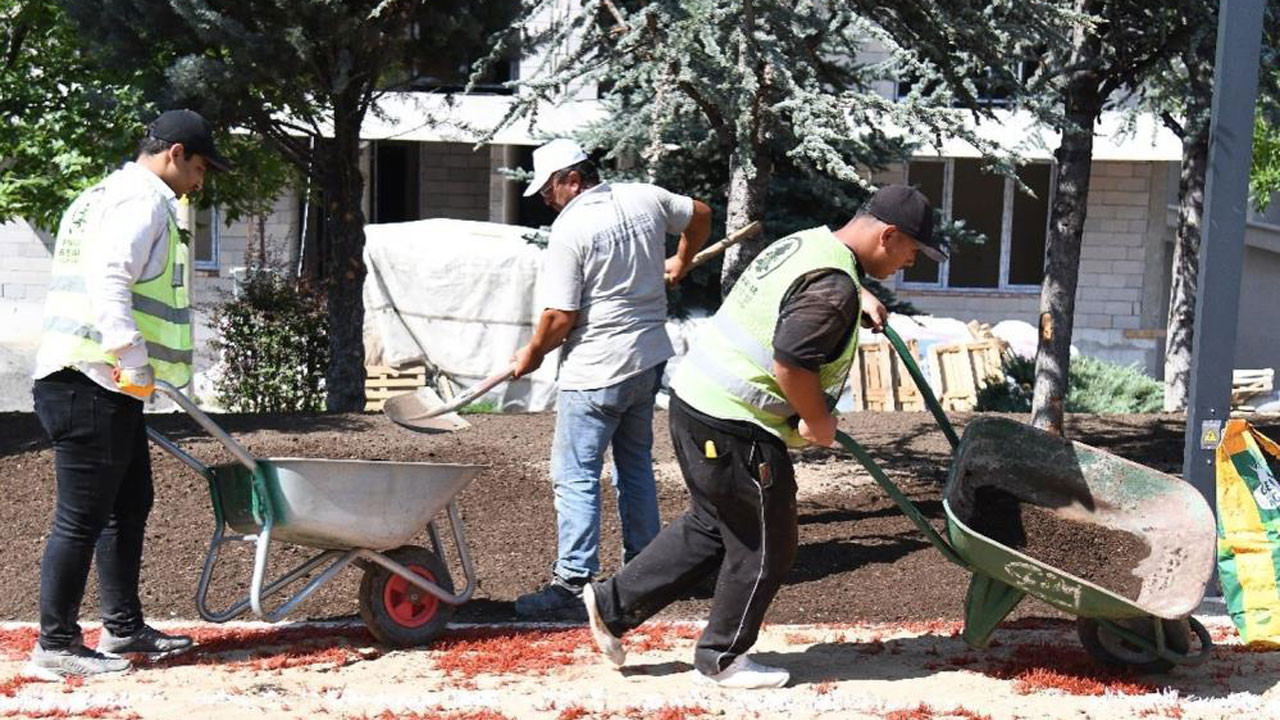 Pursaklar’da parklar baştan aşağı yenileniyor! Rıza Çöllüoğlu Parkı’nda sona gelindi