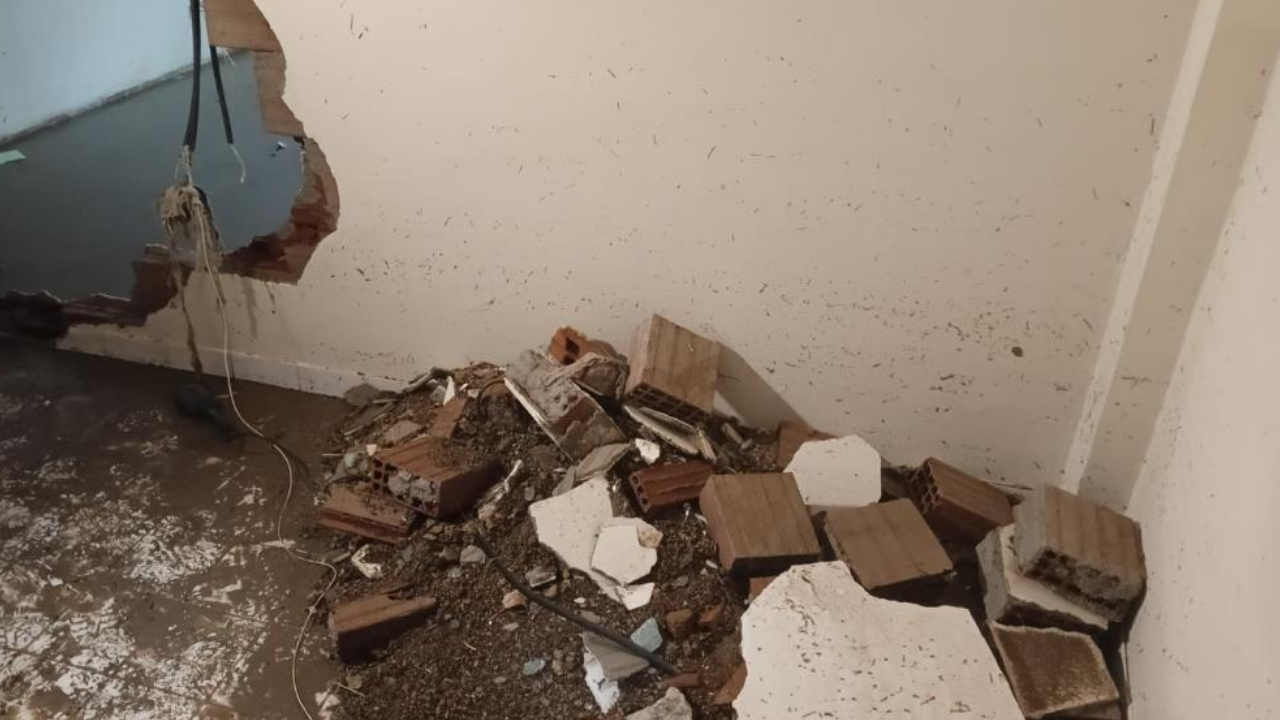 Keçiören'de yağışla birlikte duvar yıkılmıştı, gün ağarınca hasar netleşti