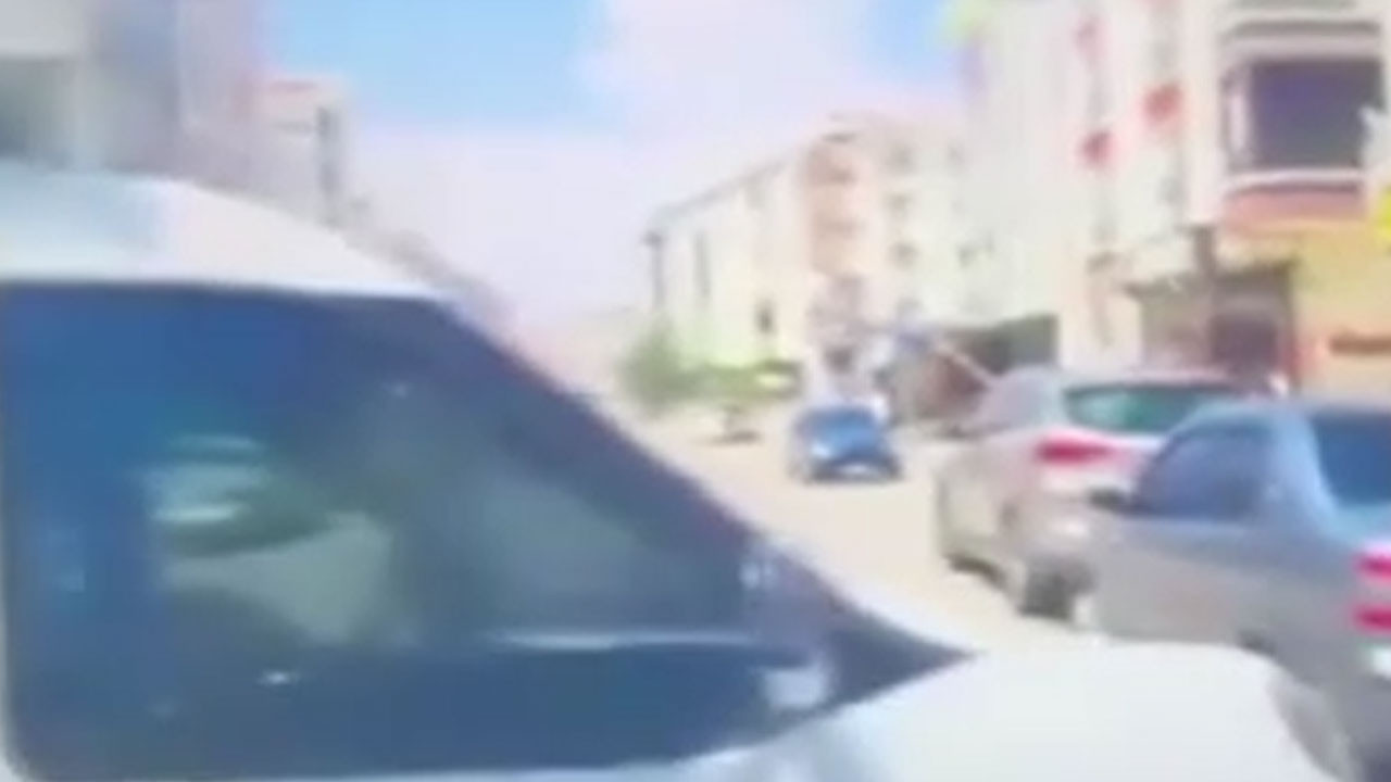 Ankara Sincan’da trafik kazası kamerada: İki araç kafa kafaya çarpıştı