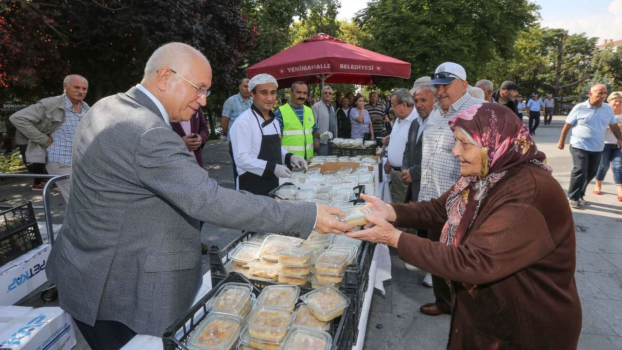Yenimahalle’de aşure bereketi sürüyor