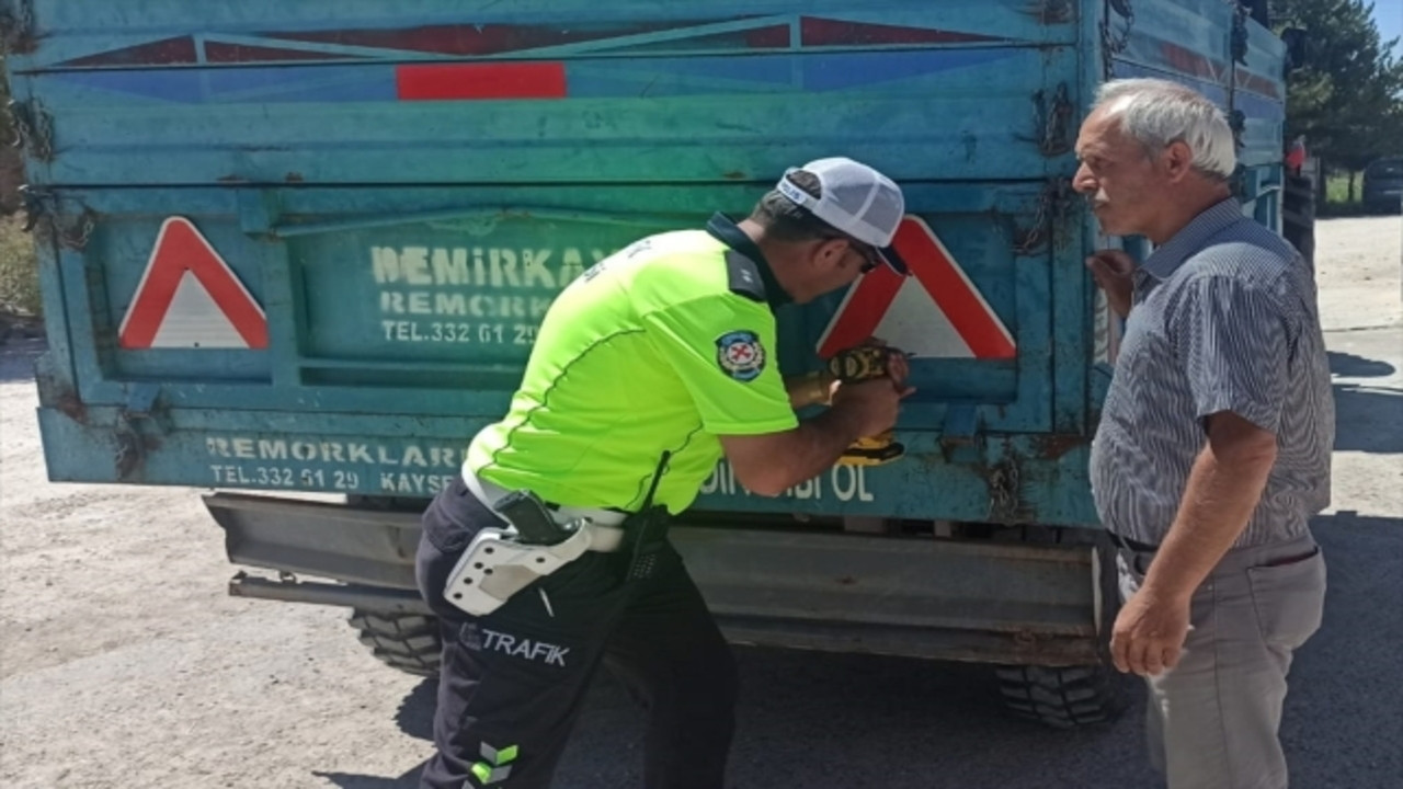 Kırşehir’de traktör kazalarının önüne geçmek için reflektörler devrede