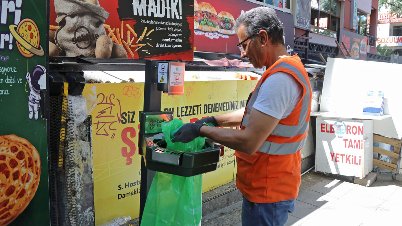 Çankaya'da küllüklü kompozit çöp kutuları artıyor
