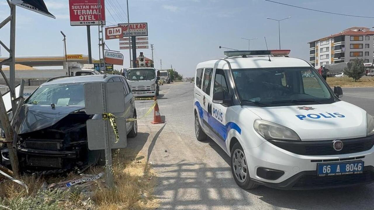 Saraykent’te elektrik direğine çarpan otomobildeki 3 kişi yaralanarak hastaneye kaldırıldı