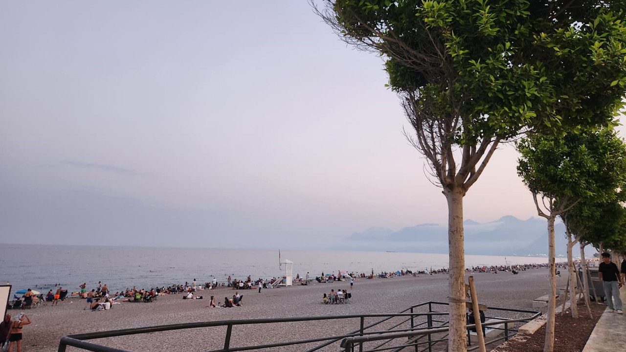 Ankaralı gazeteci yazın nabzını Antalya’da tuttu: Konyaaltı’nda kalabalık ve çevre kirliliği