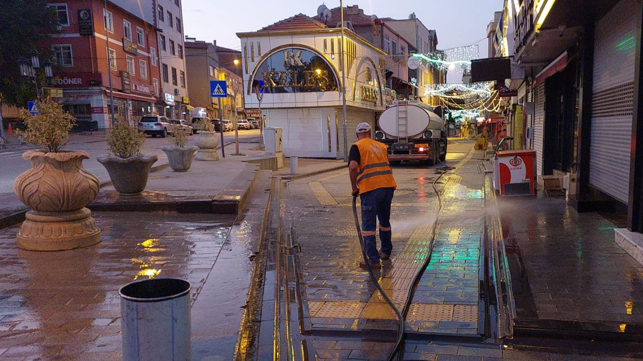 Şereflikoçhisar Belediyesinden çarşı merkezinde temizlik
