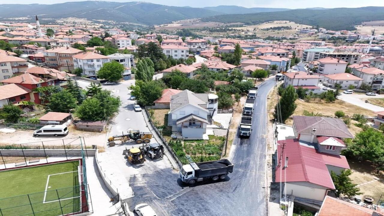 Akdağmadeni’nde cadde ve sokaklar sıcak asfalt ile son sürat yenileniyor