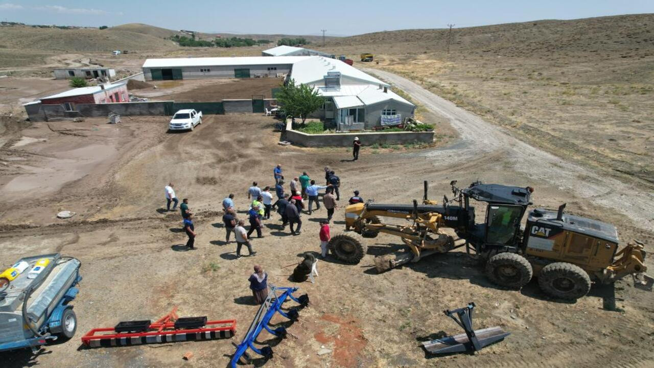 Balâ’da sel, besi çiftliğindeki tavukları telef etti