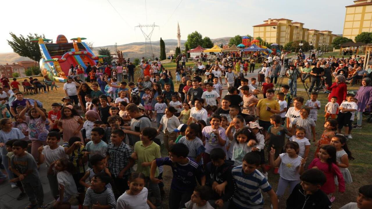 Yozgat Belediyesinin düzenlediği mahalle şenliklinde çocuklar eğlencenin tadını çıkardı