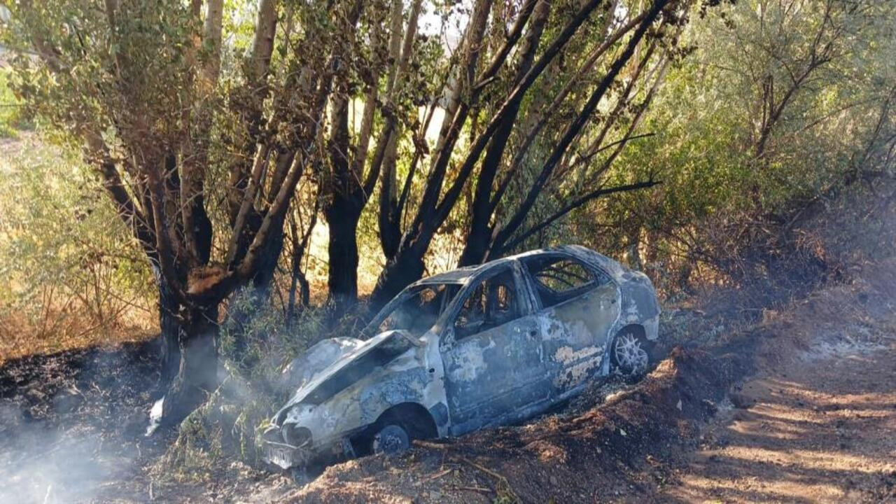 Elmadağ’da ağaca çarpan otomobil alevler içinde yandı