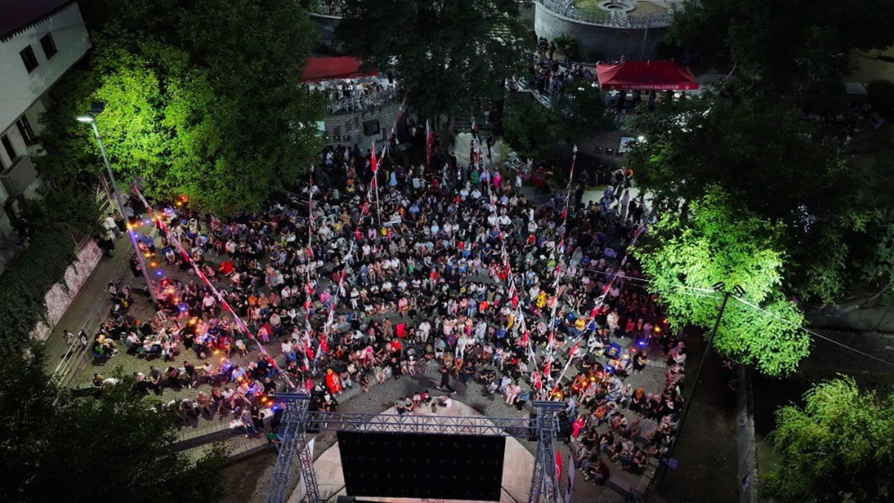 Keçiören’de yaz akşamlarına nostaljik dokunuş! Açık hava sineması vatandaşlarla buluştu