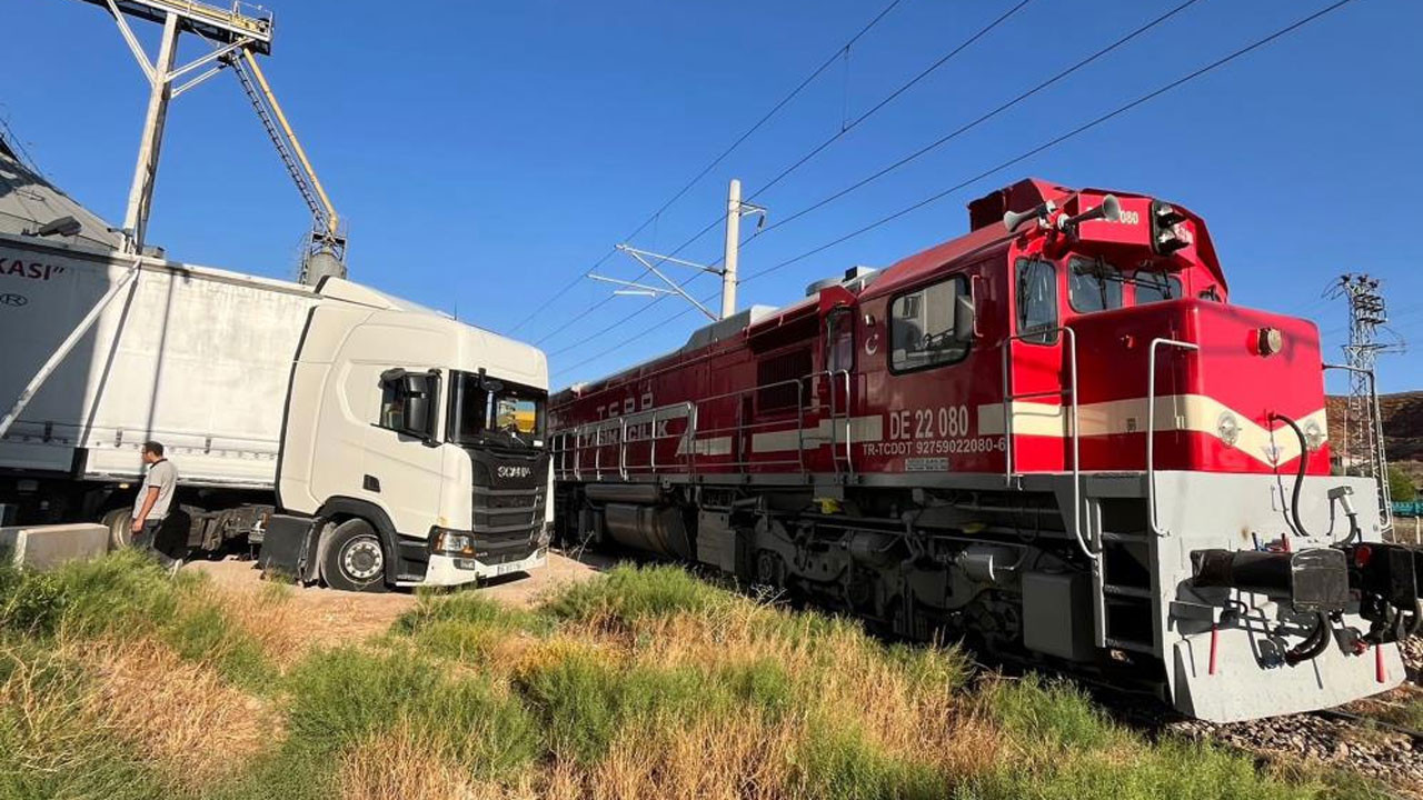 Kırıkkale’de hemzemin geçitte TIR ile yük treni çarpıştı