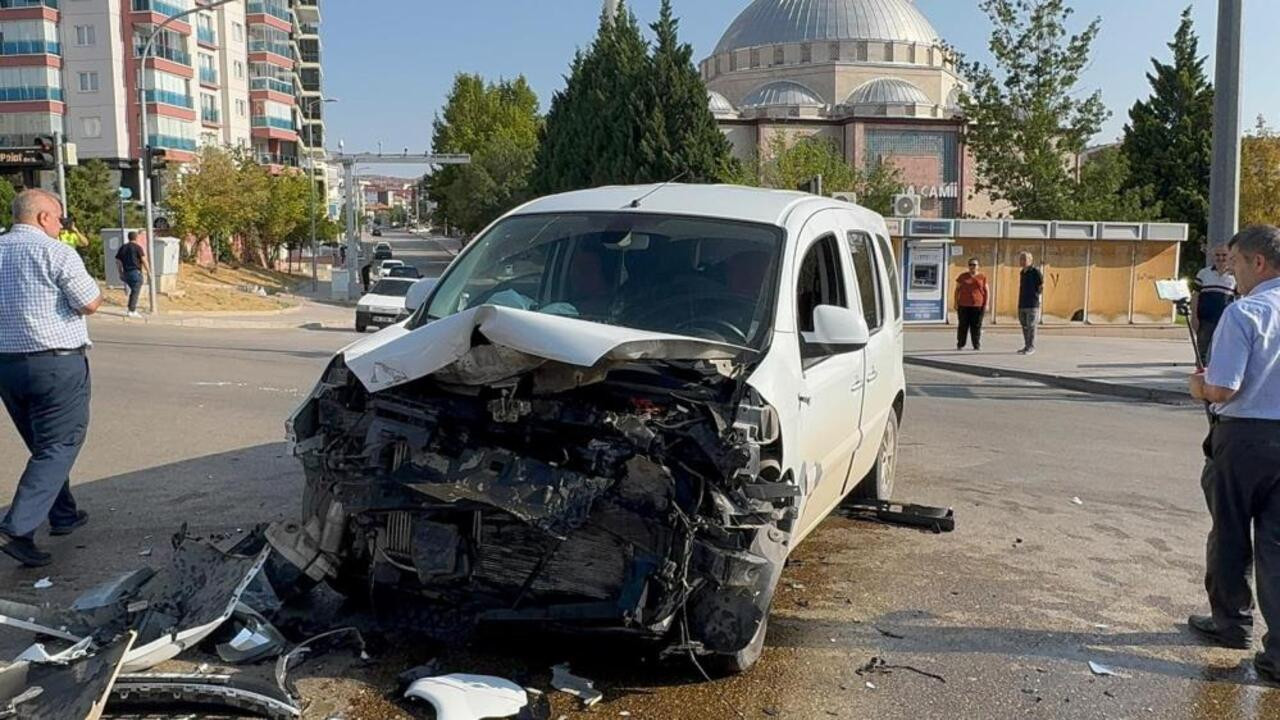 Kırıkkale’de olay yerine giden sivil ekip aracı ile otomobil çarpıştı, kazada 2'si polis 3 kişi yaralandı
