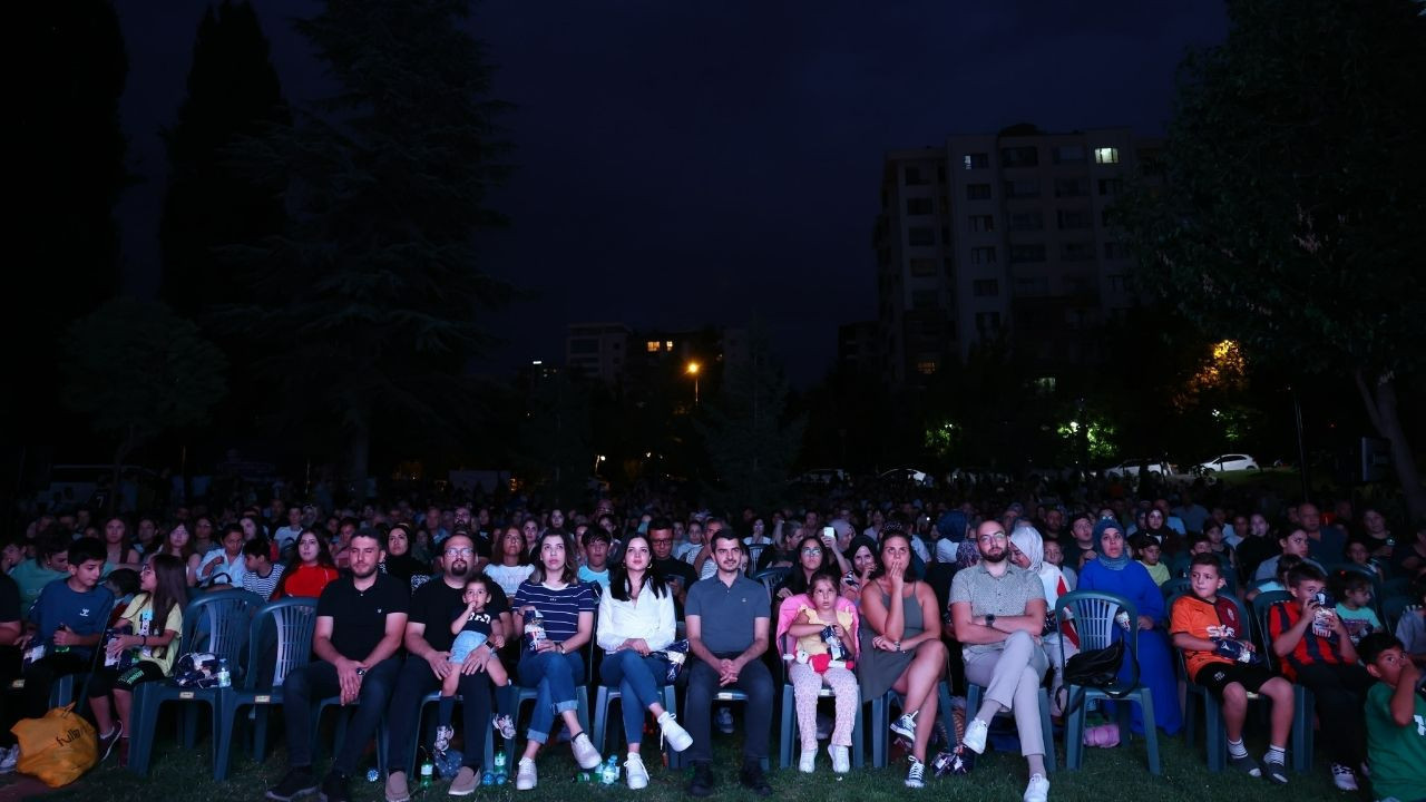 Başkan Güner, Çankaya’da Açık Hava Sinema Günleri’nde vatandaşlarla buluştu