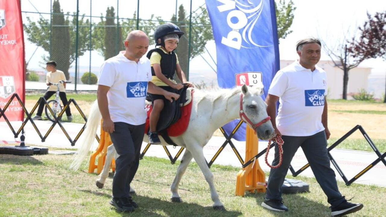 Yozgat’ta çocuklar ata binmenin keyfini çıkardı, minik kalpler heyecanla attı