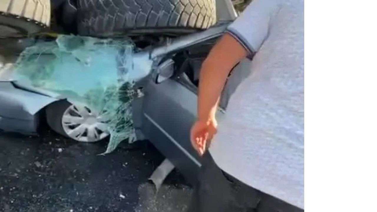 Etimesgut'ta beton mikseri aracın üzerine devrildi