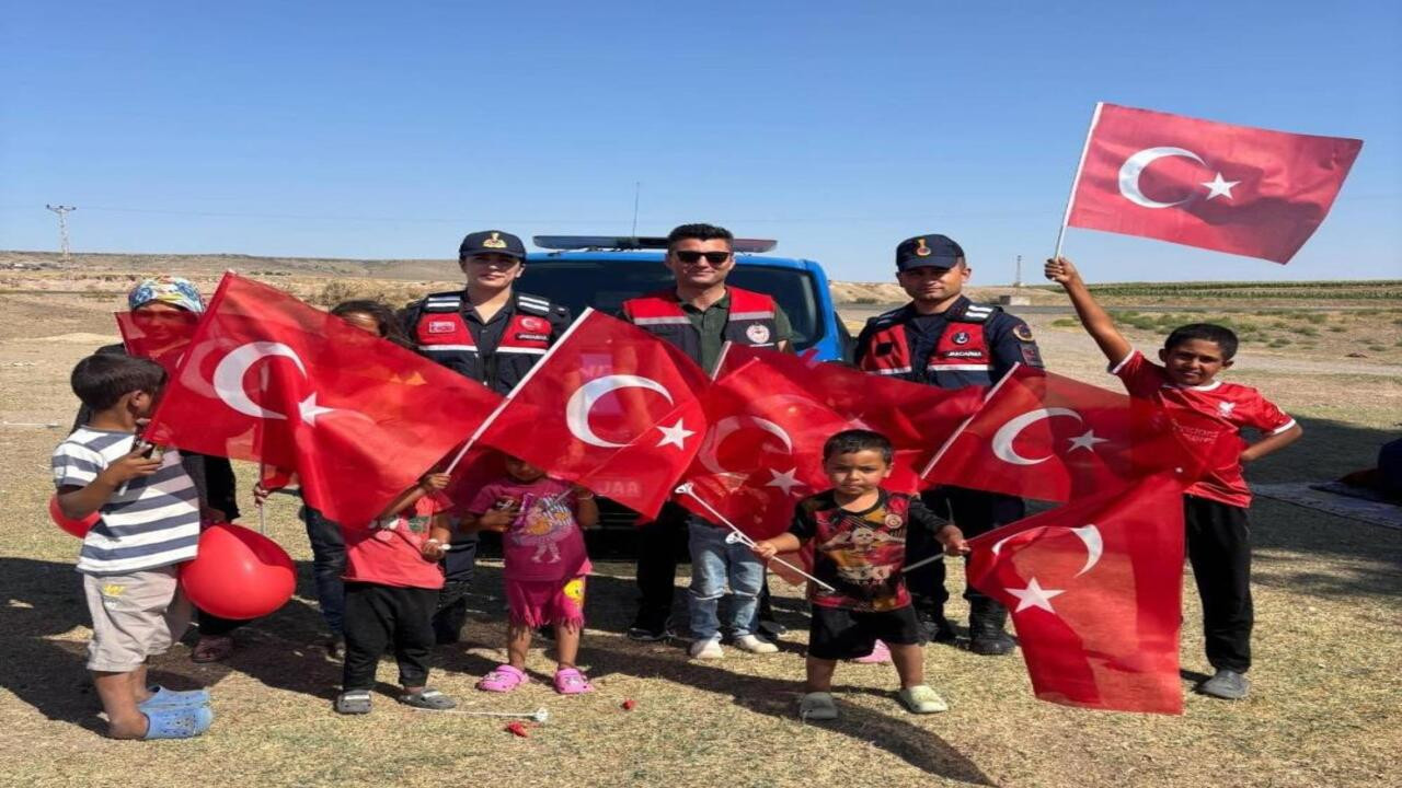 Kırşehir’de jandarmadan tarım işçilerinin çocuklarına tebessüm ettiren jest