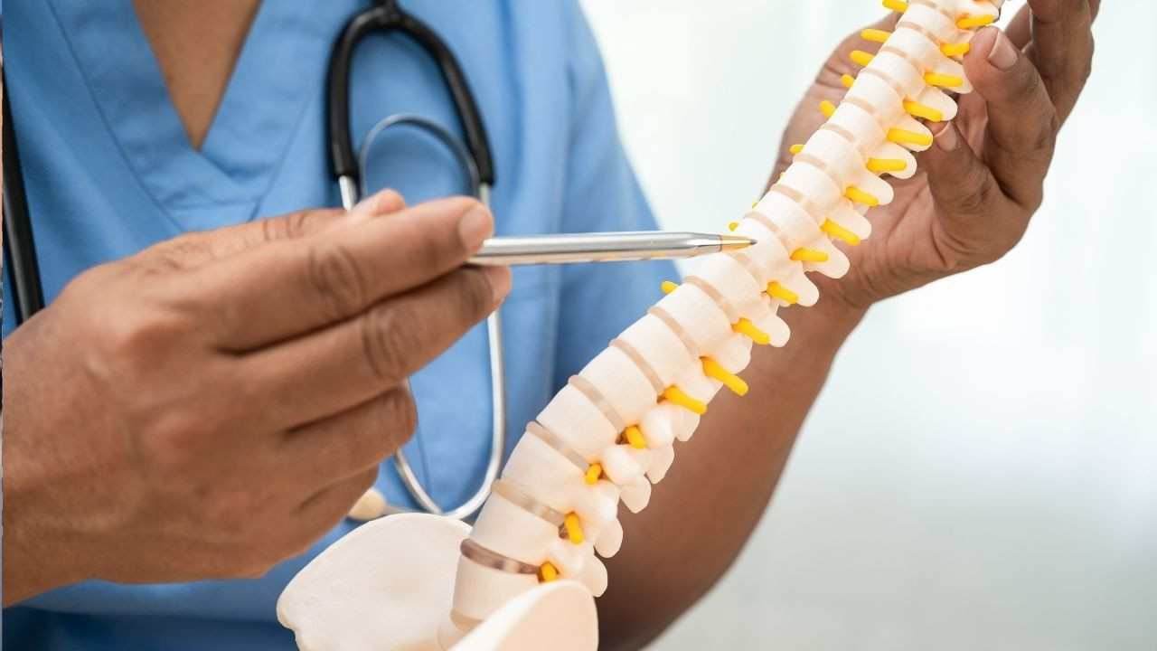 Omurga cerrahisinde Spinal Füzyon: İşlem detayları ve iyileşme süreci