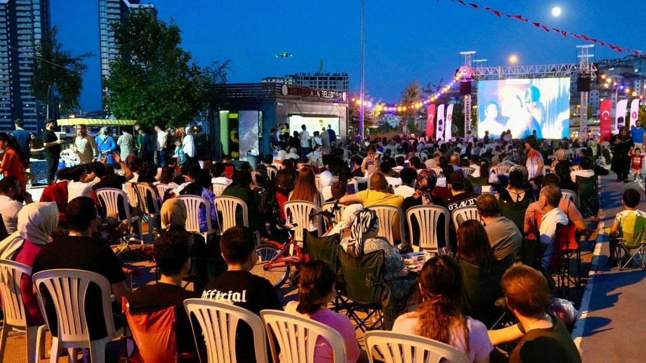 Keçiören’de yaz akşamı sineması perdeye yansıyor