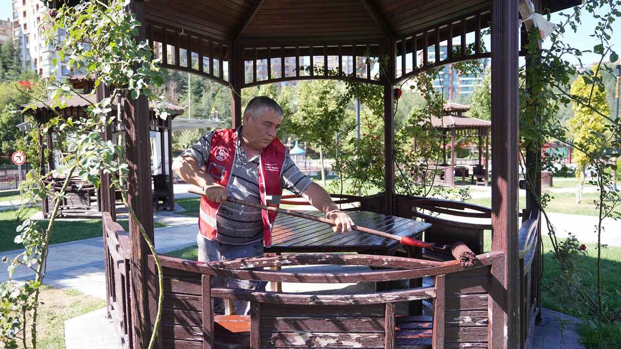 Keçiören’de yeşil alanlara estetik dokunuş