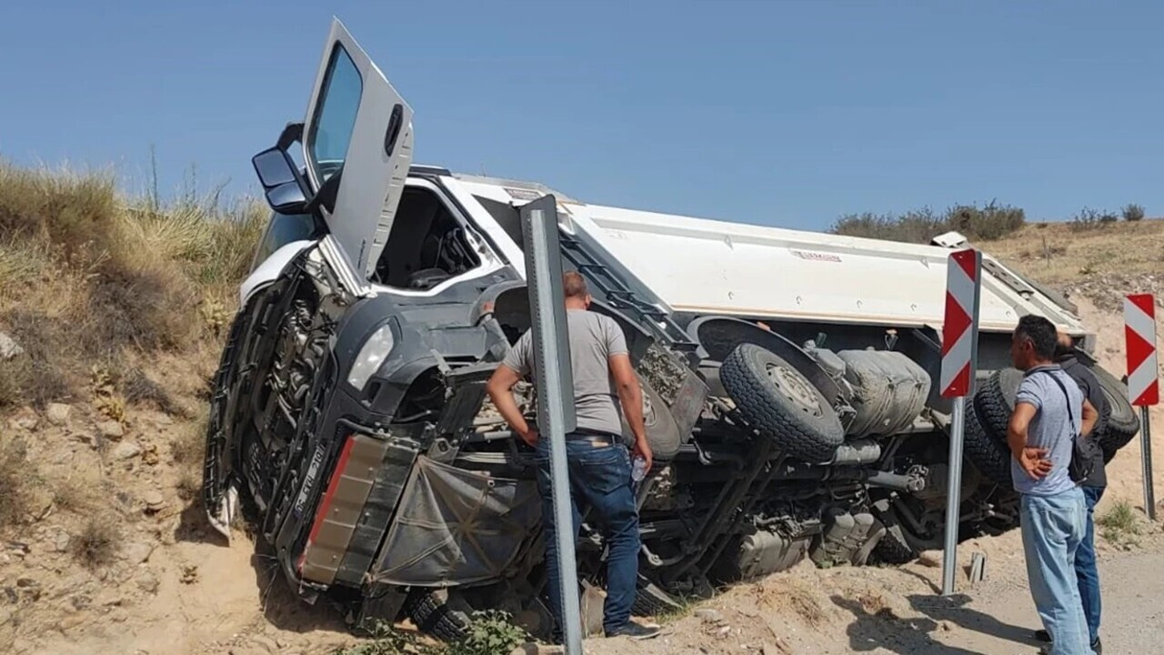 Beypazarı’nda kontrolden çıkan kamyon yan yattı 1 kişi yaralandı