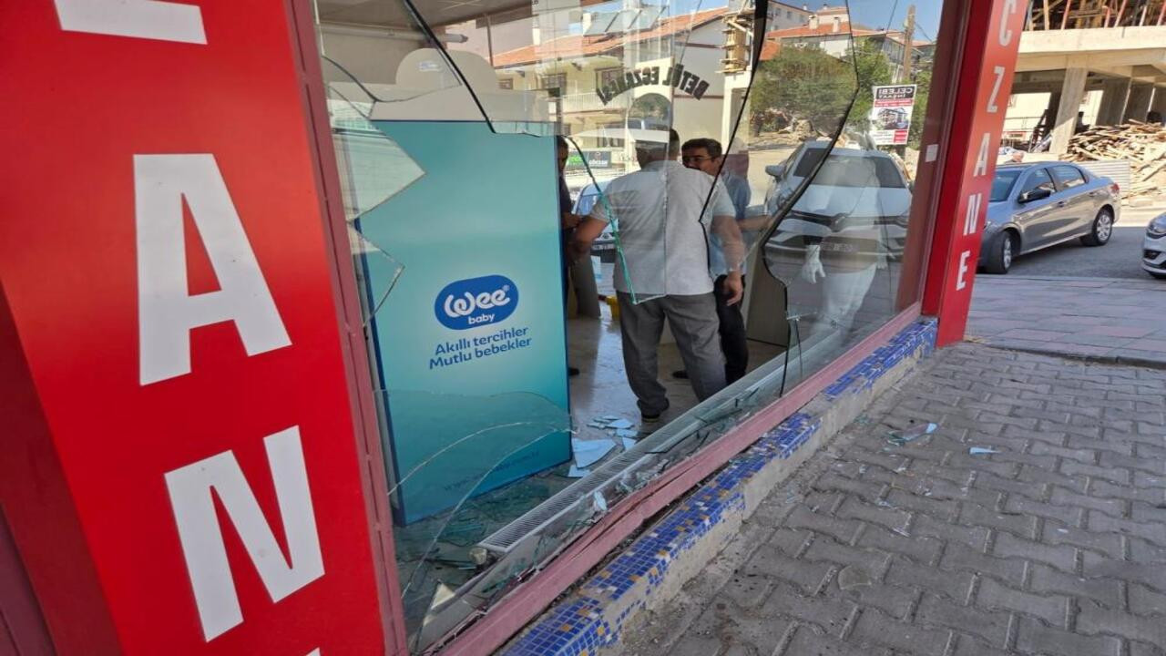 Elmadağ’da kontrolden çıkan otomobil eczaneye çarptı