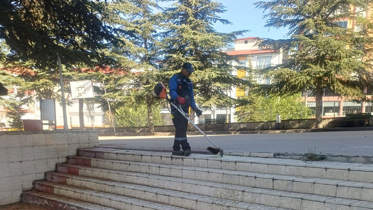 Akyurt’ta okul bahçelerinde temizlik seferberliği