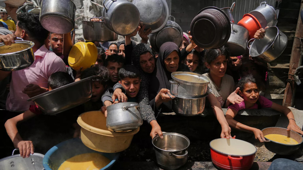 Gazze'deki hükümet: Bölgeye girmesi gereken yardım tırlarından sadece yüzde 15'i ulaştı