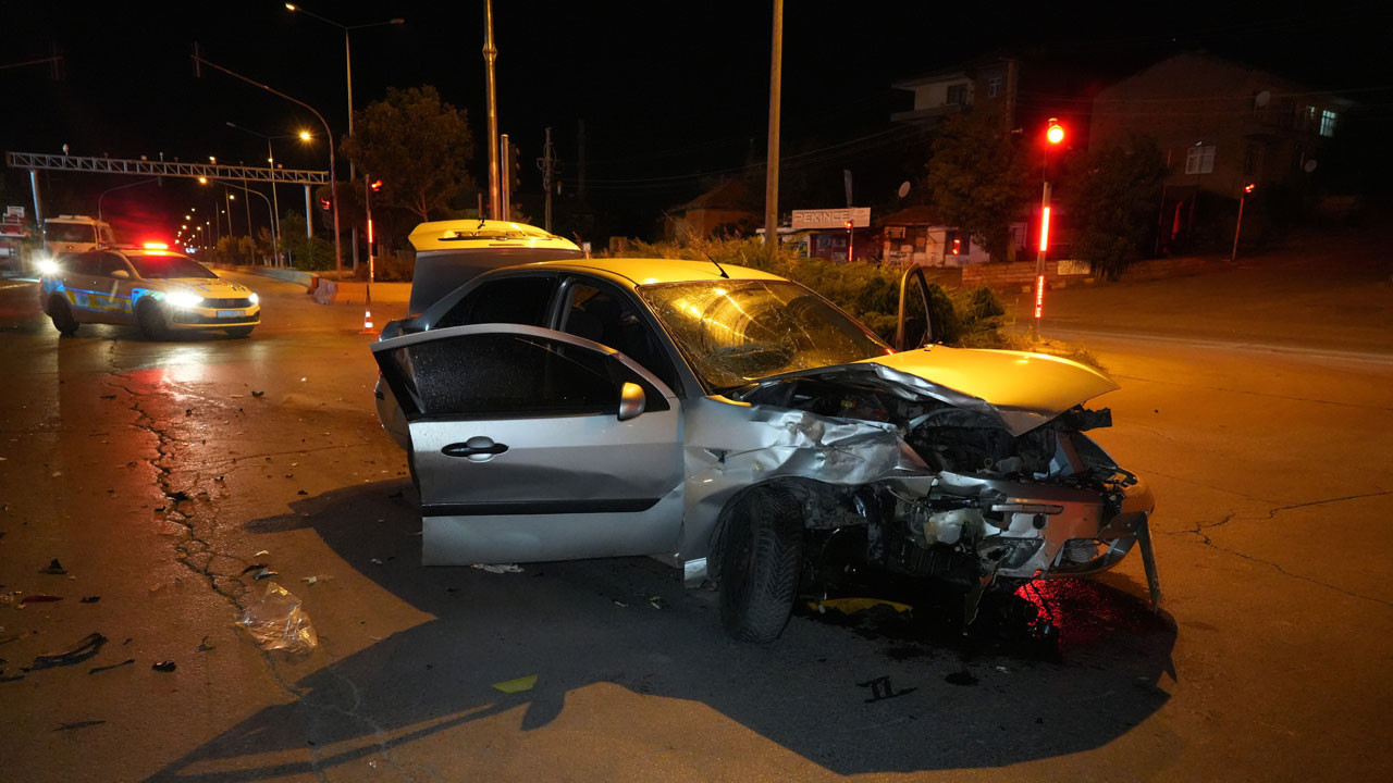 Kırıkkale’de kafa kafaya kaza: 3 kişi yaralandı