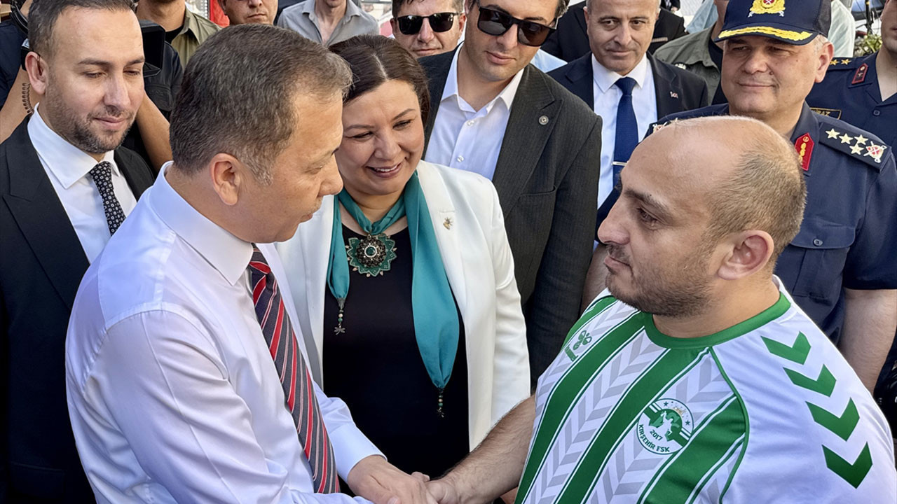 Bakan Yerlikaya Kırşehir'de! Yerlikaya, esnaf ve vatandaşlarla bir araya geldi