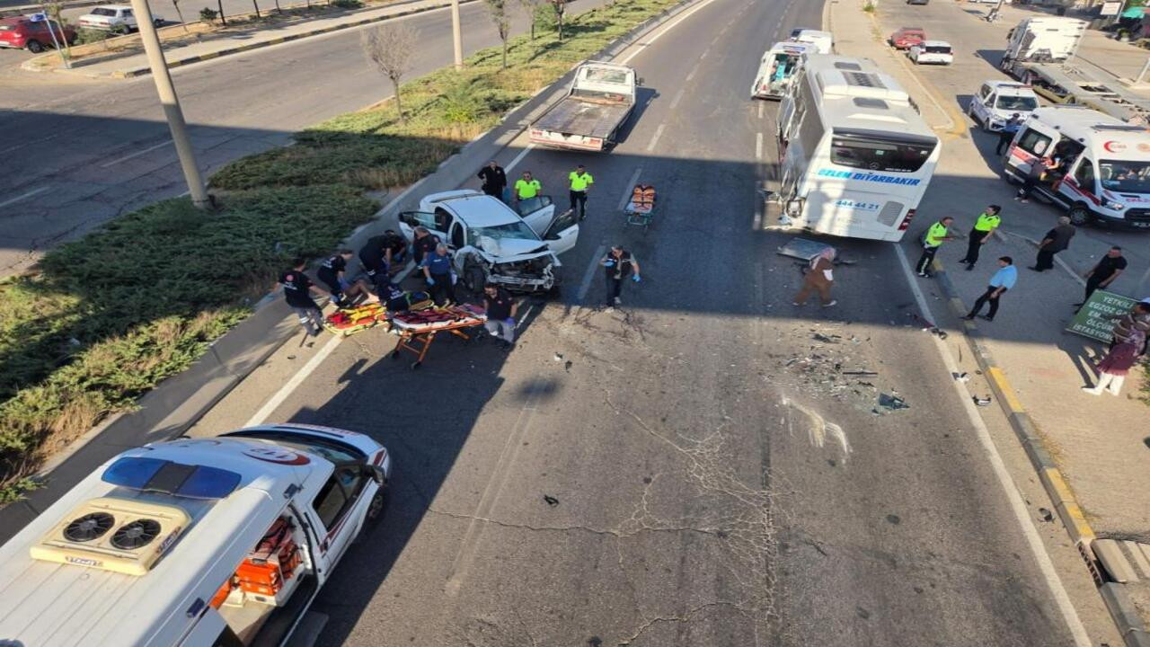 Elmadağ sabaha kazayla uyandı: Otomobilin otobüse çarptığı kazada 2 kişi yaralandı