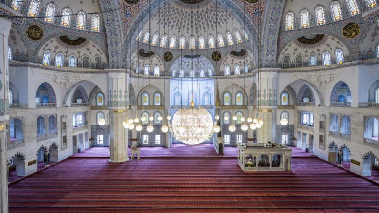 Başkent’in simgesi Kocatepe Camii vatandaşın ibadet merkezi