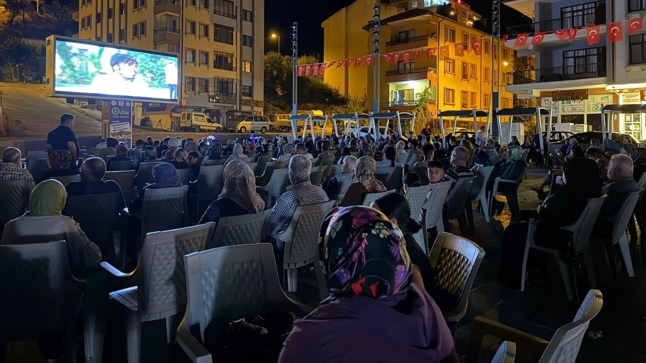 Ankara'nın iki ilçesinde açık hava sineması yaz akşamlarını renklendiriyor