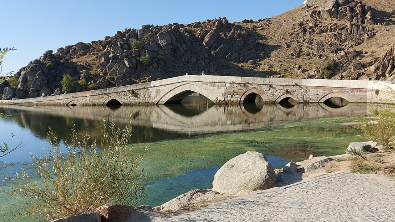 Kırıkkale'de tarihi ve doğayı buluşturan köprü! Çeşnigir Köprüsü