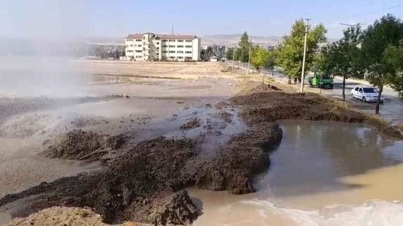 Yerköy’de patlayan su borusu, çevresini göle dönüştürdü