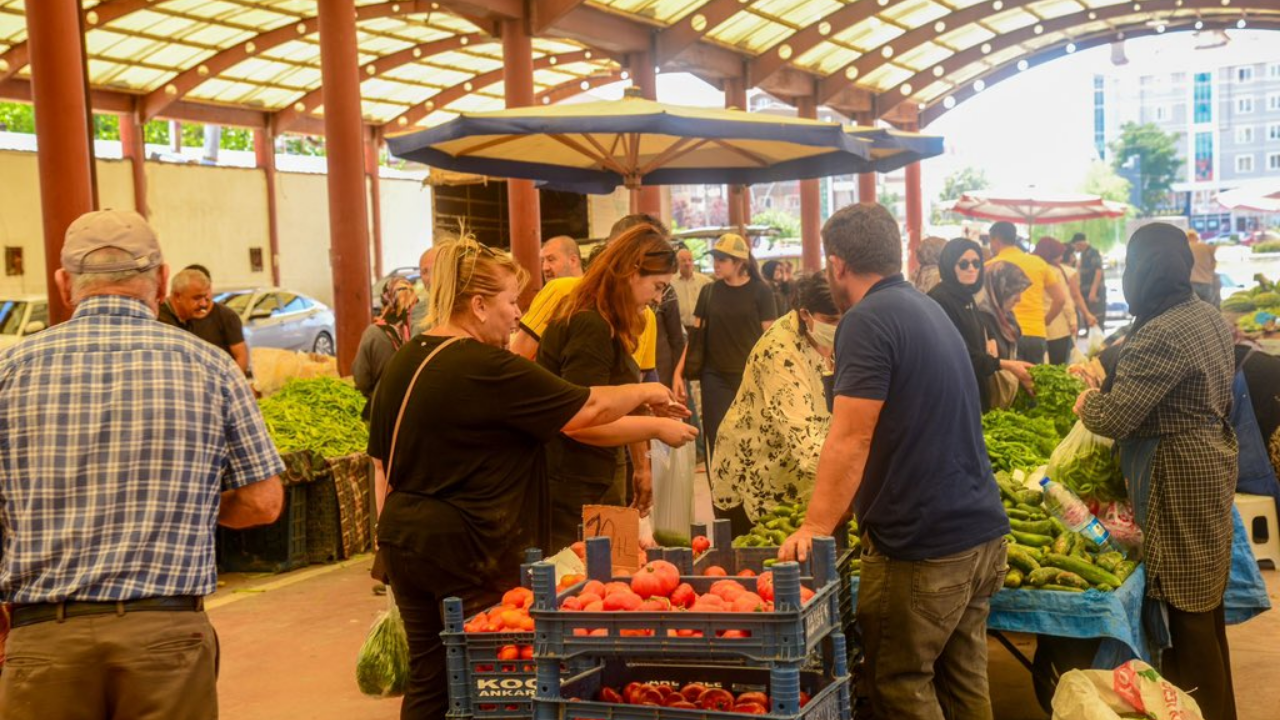 Kahramankazan’da tarladan sofraya doğal ürünler, pazarda tüketicilerini bekliyor