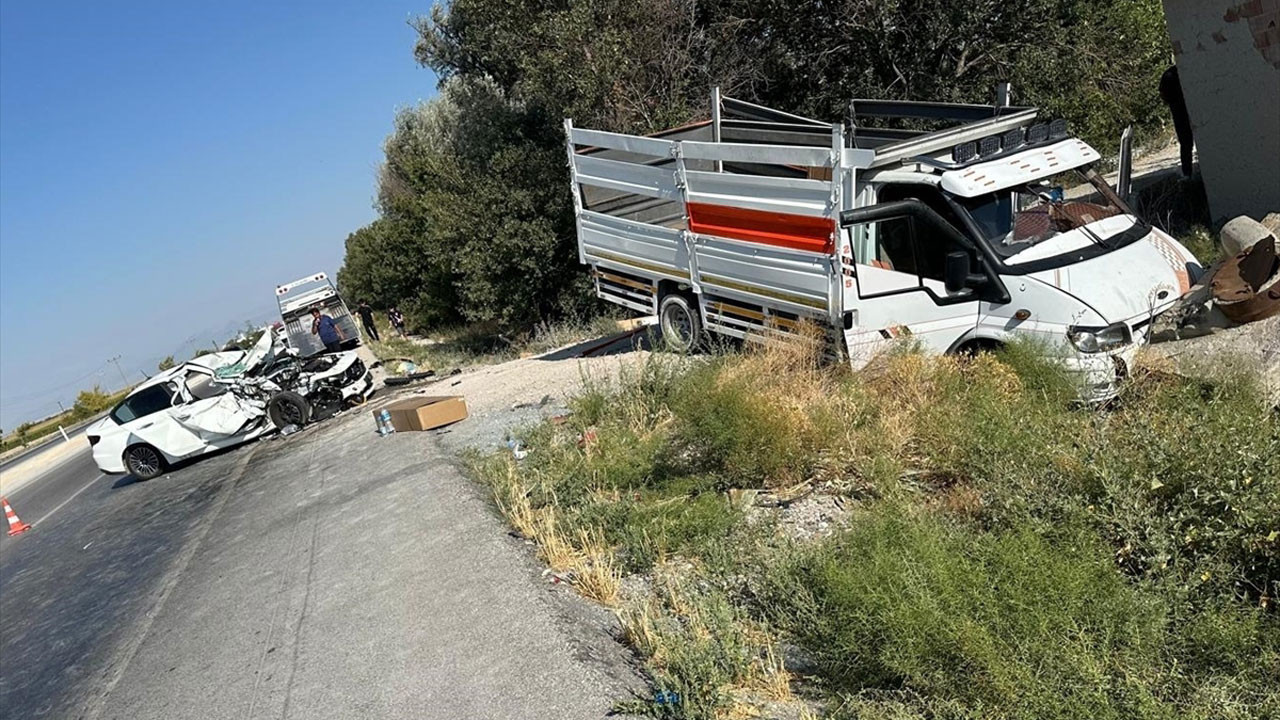 Konya'da otomobil ile kamyonet çarpıştı: 1 ölü!