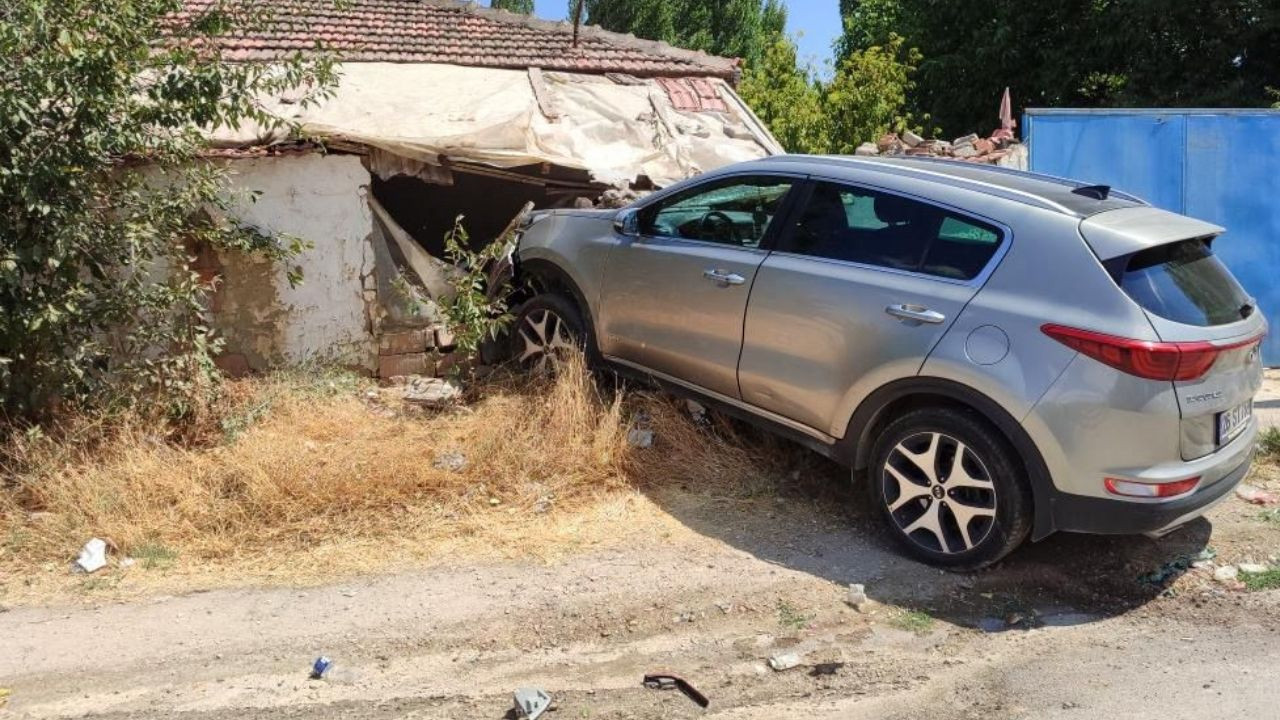Çarpışma sonrası araç müstakil eve girdi