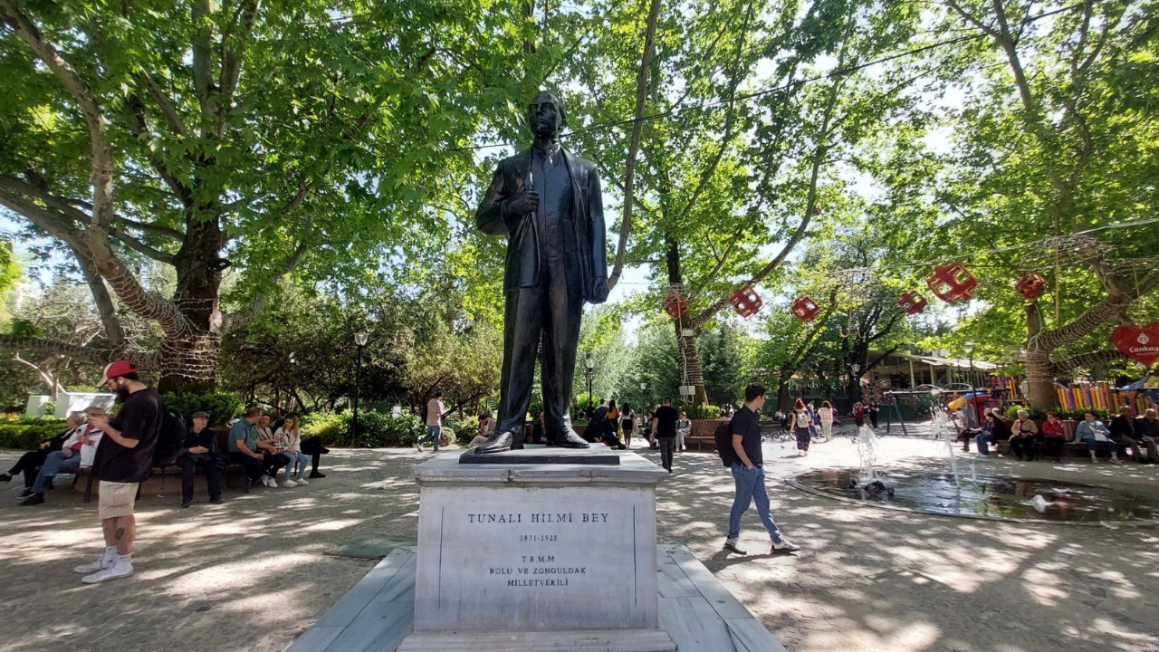 Tunalı Hilmi Heykeli: Ankara’nın tarih kokan simgesi