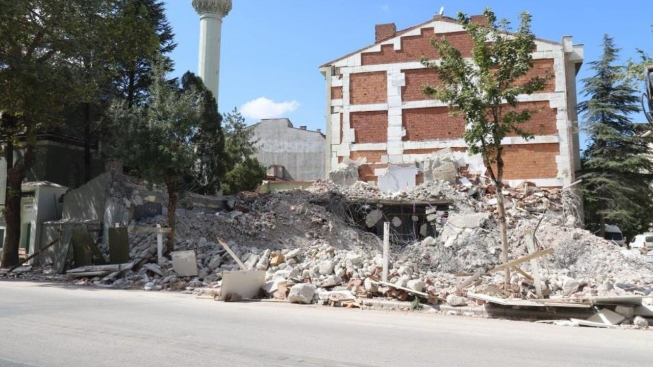 Eskişehir'de binanın molozları cami bahçesine saçılınca hasar oluştu