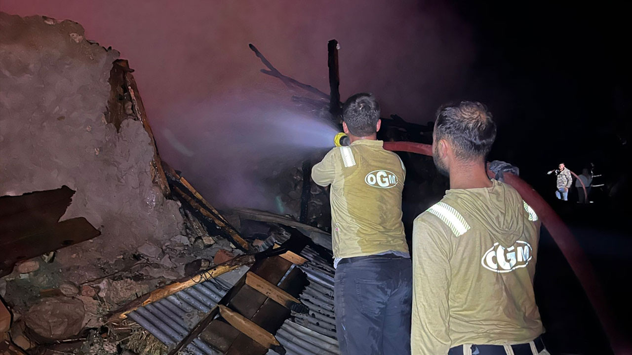Çankırı'da ahır, samanlık ve hafif ticari araç yandı