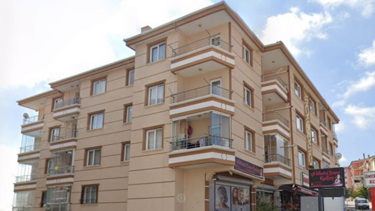 Mamak'ta 4 katlı binada yangın paniği! Bina tahliye edildi