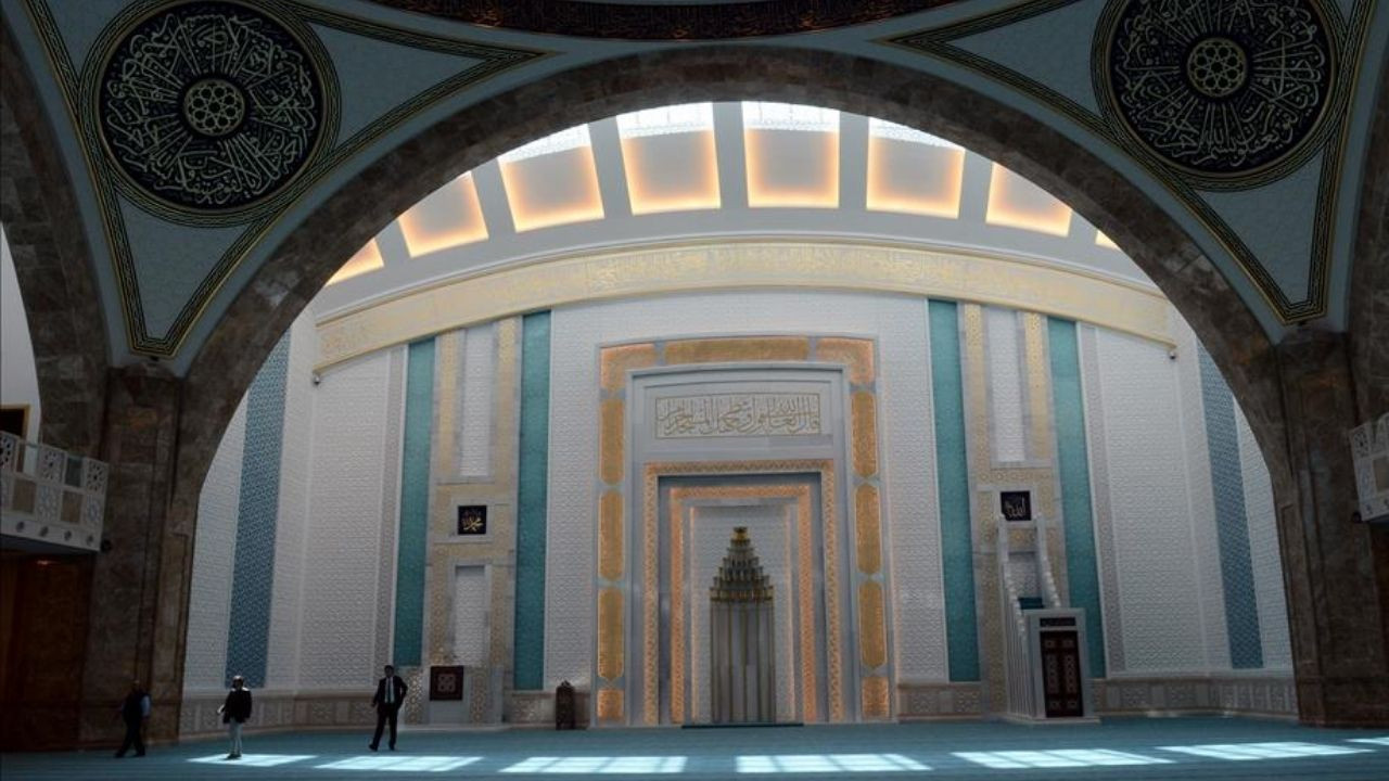 Ankara'nın görkemli ibadethanesi Ahmet Hamdi Akseki Camii