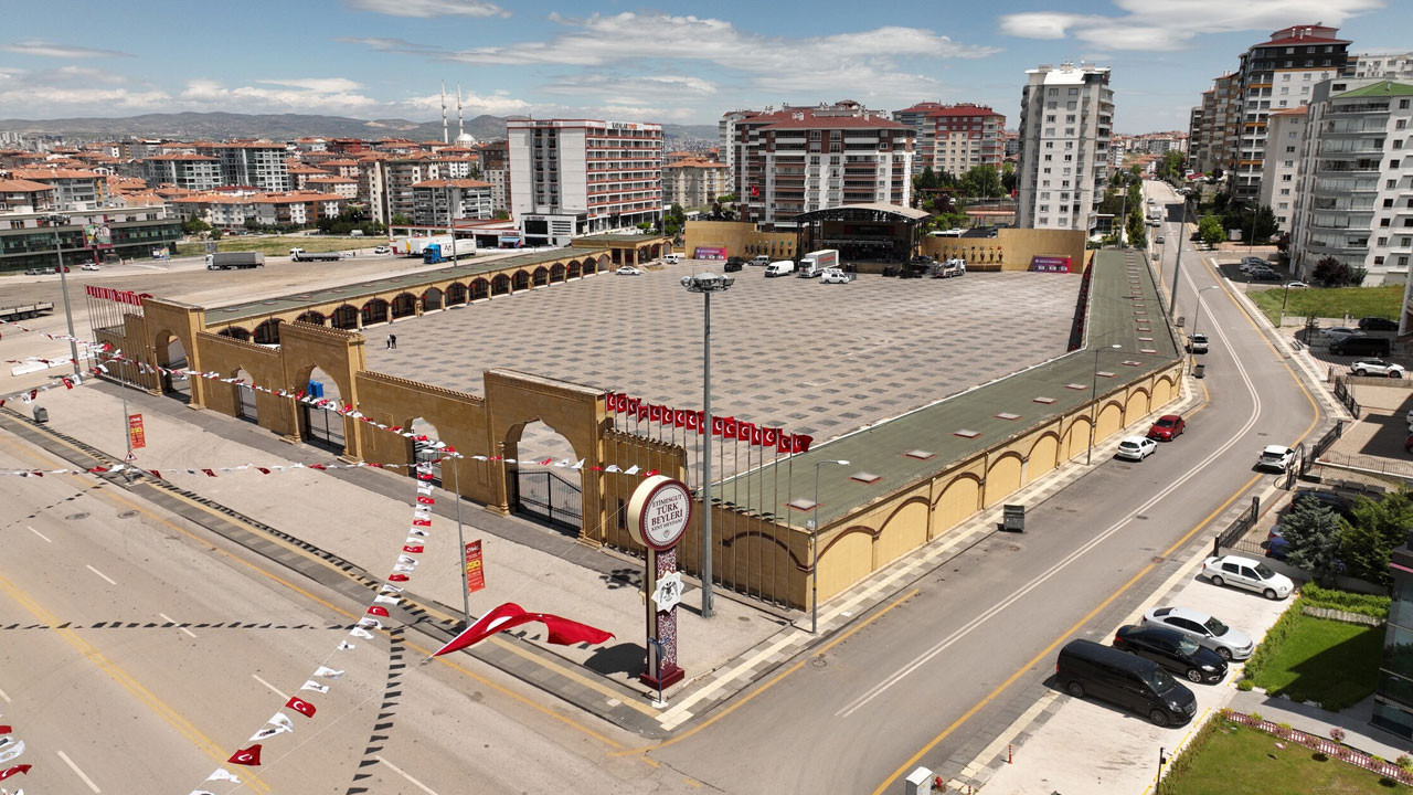 Etimesgut'ta uçurtmalar gökyüzünde buluşuyor