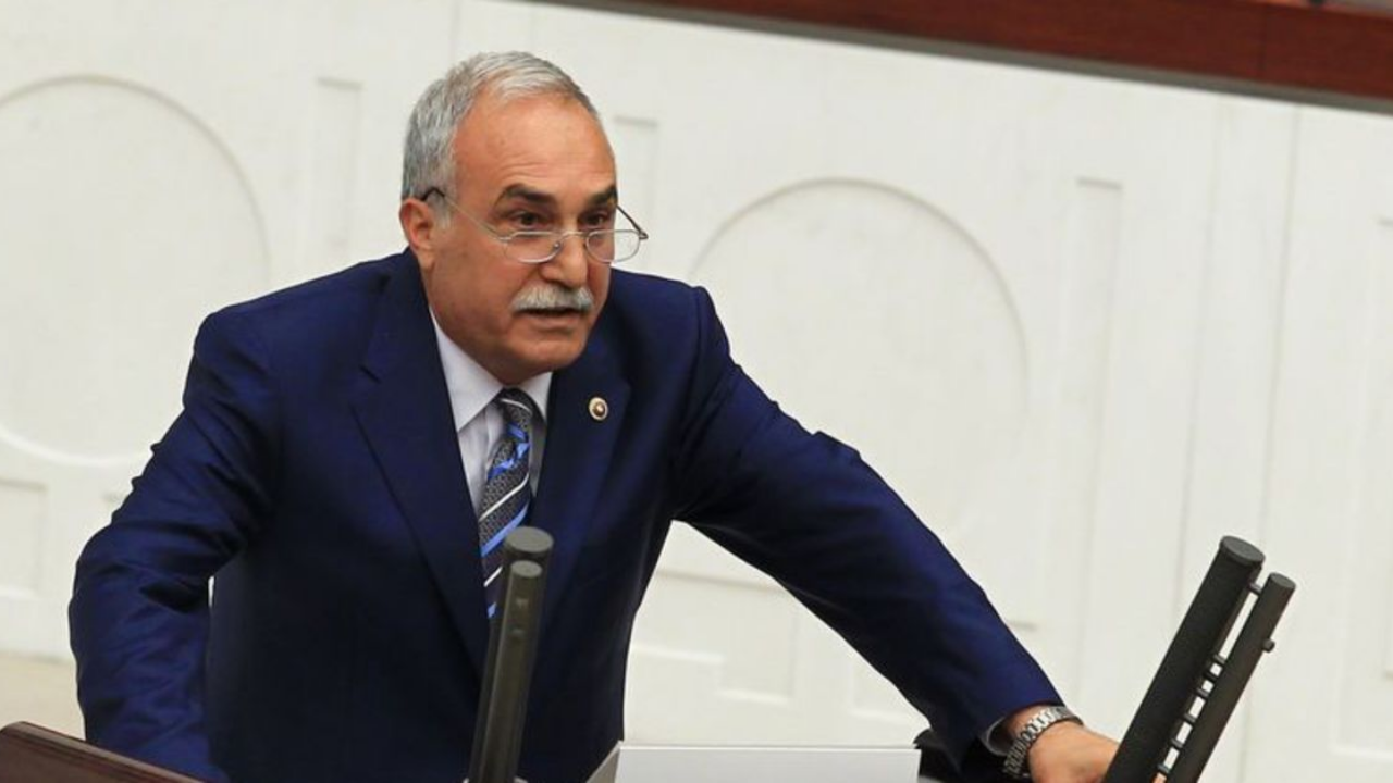 Ankara Milletvekili Ahmet Eşref Fakıbaba kimdir, hangi görevlerde yer almıştır?